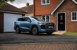 Chery Tiggo 8, 2025, front, outside house